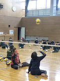 荒井中学校シッティングバレー体験の様子 荒井中学校シッティングバレー体験の様子