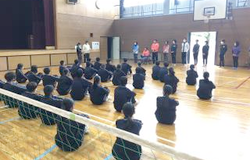 荒井中学校シッティングバレー体験の様子 荒井中学校シッティングバレー体験の様子