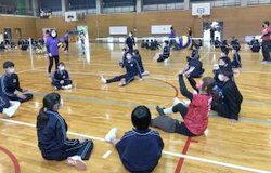 荒井中学校シッティングバレー体験の様子 荒井中学校シッティングバレー体験の様子