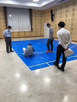 ブルーシートでボッチャコート作り ブルーシートでボッチャコート作り