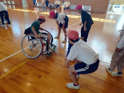 三木小学校でのパラスポーツ体験写真
