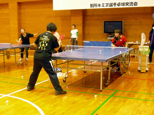 パラリンピック別所キミヱ選手による卓球交流会