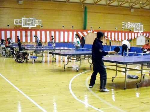 パラリンピック別所キミヱ選手による卓球交流会
